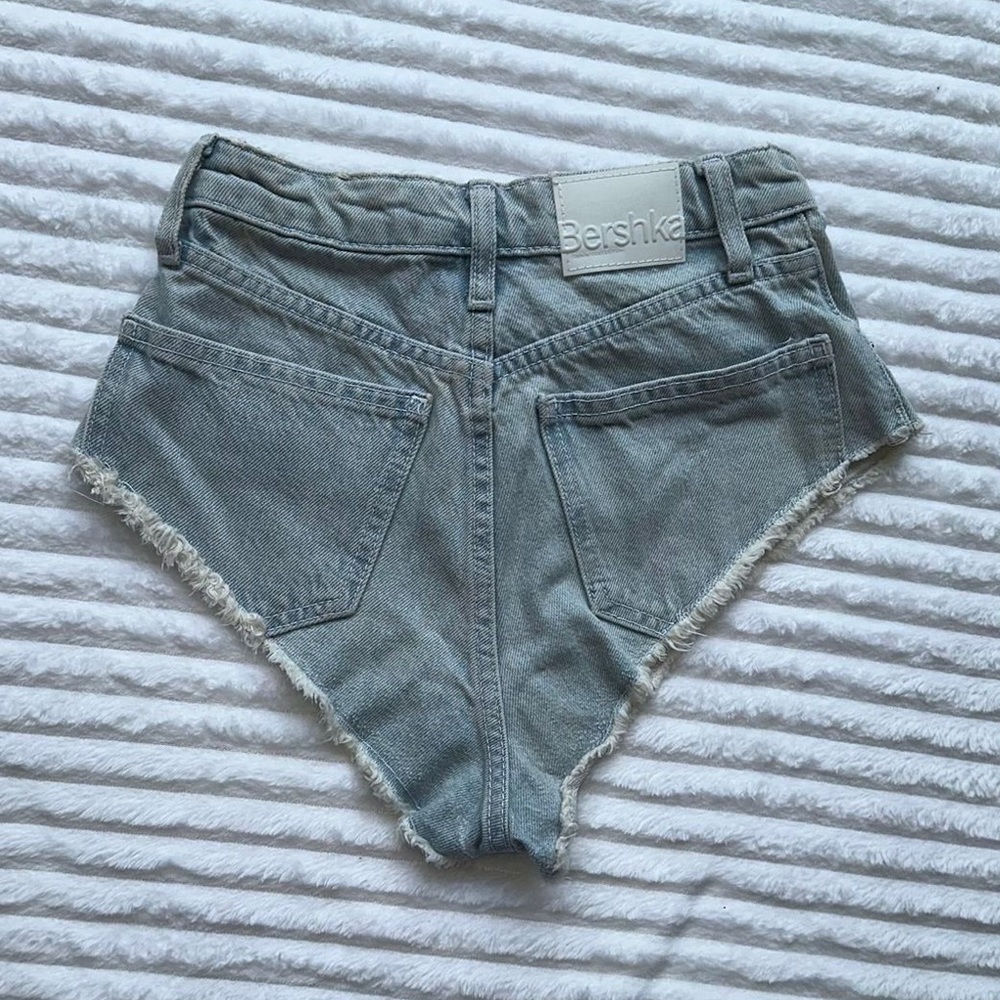 Mini short. - Picture 2 of 3